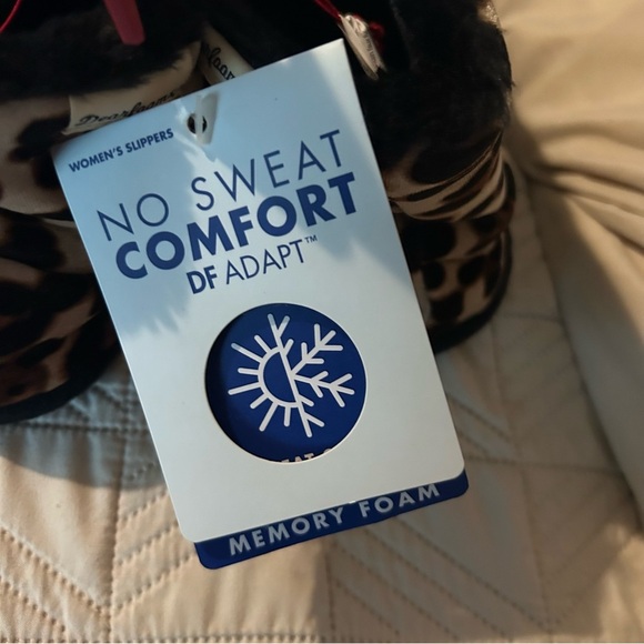 Dearfoams Leopard Print Bootie Slippers | Memory Foam | Size S (5-6) - Picture 8 of 9